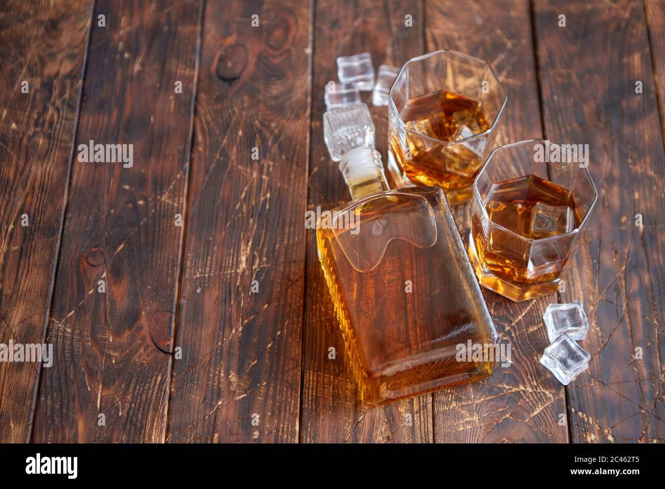Botella de whisky whisky dos vasos fotografías e imágenes de alta  resolución - Alamy