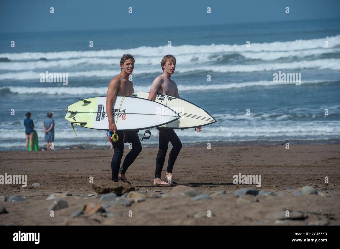 surfistas con tablas de surf Foto de stock