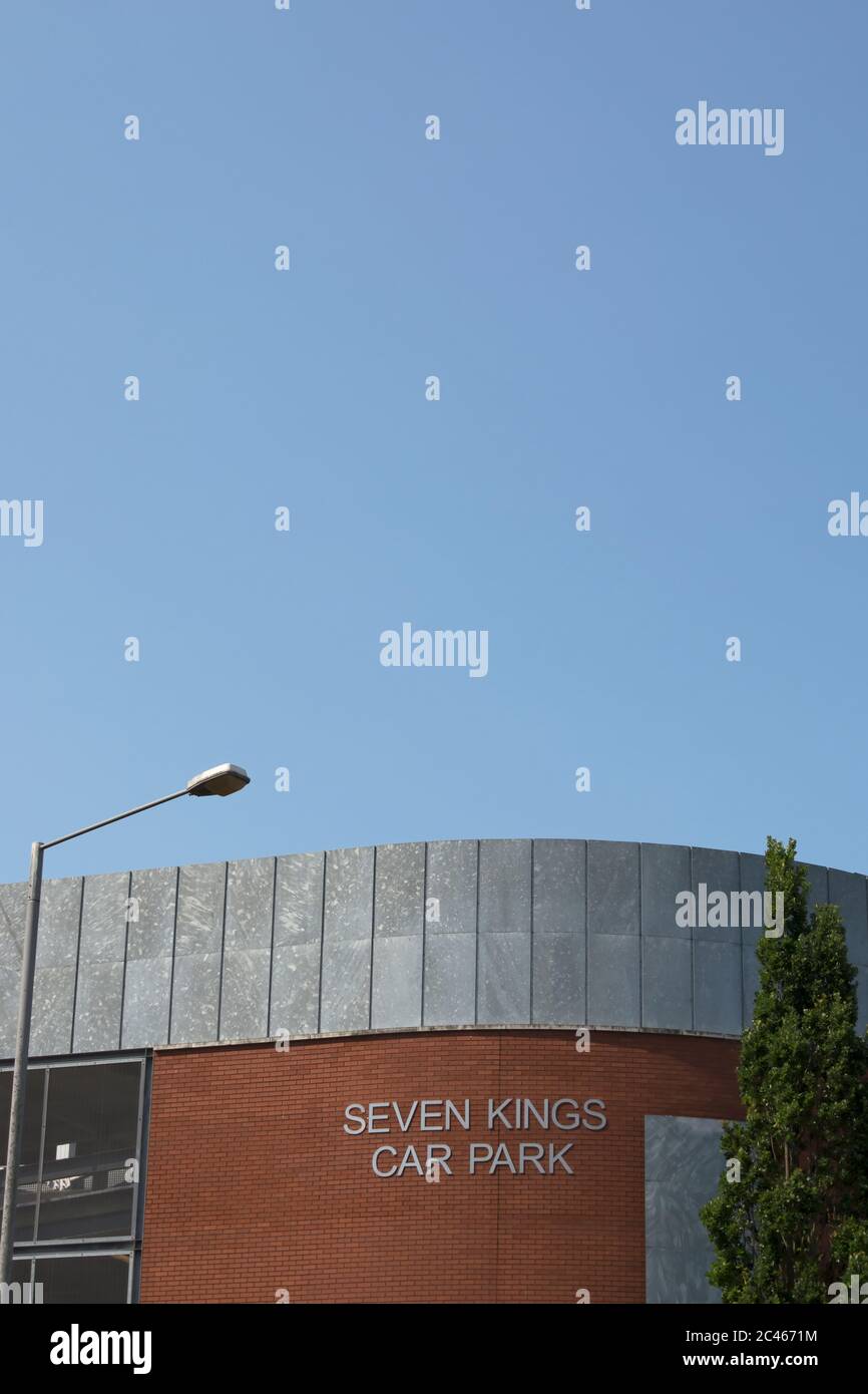 exterior con nombre de siete reyes de varios pisos de aparcamiento en kingston upon thames, surrey, inglaterra Foto de stock
