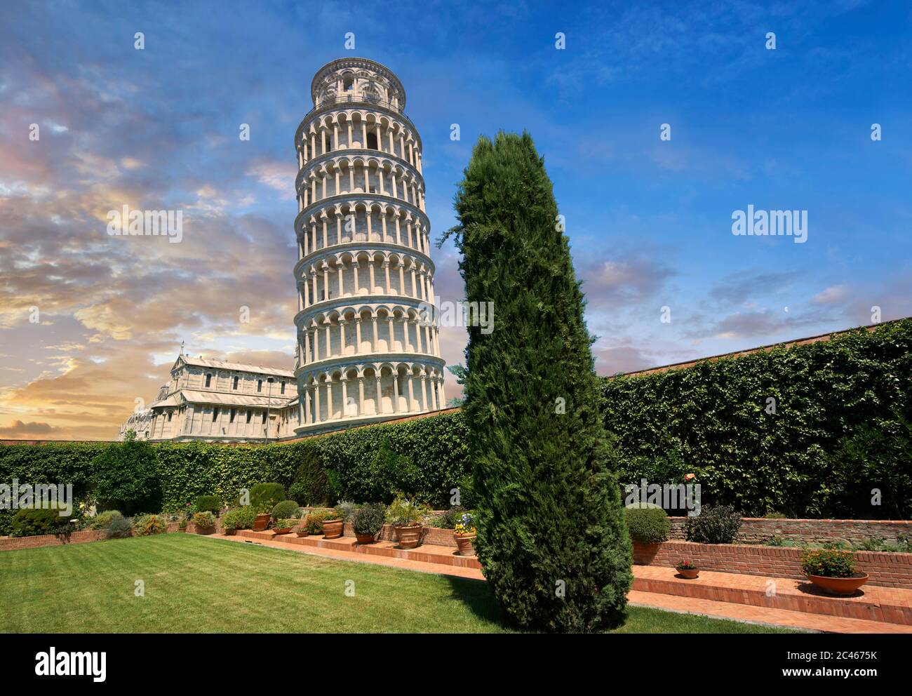 Vista de la Torre inclinada románica de Pisa, el campanario, Piazza del Miracoli, Pisa, Italia Foto de stock
