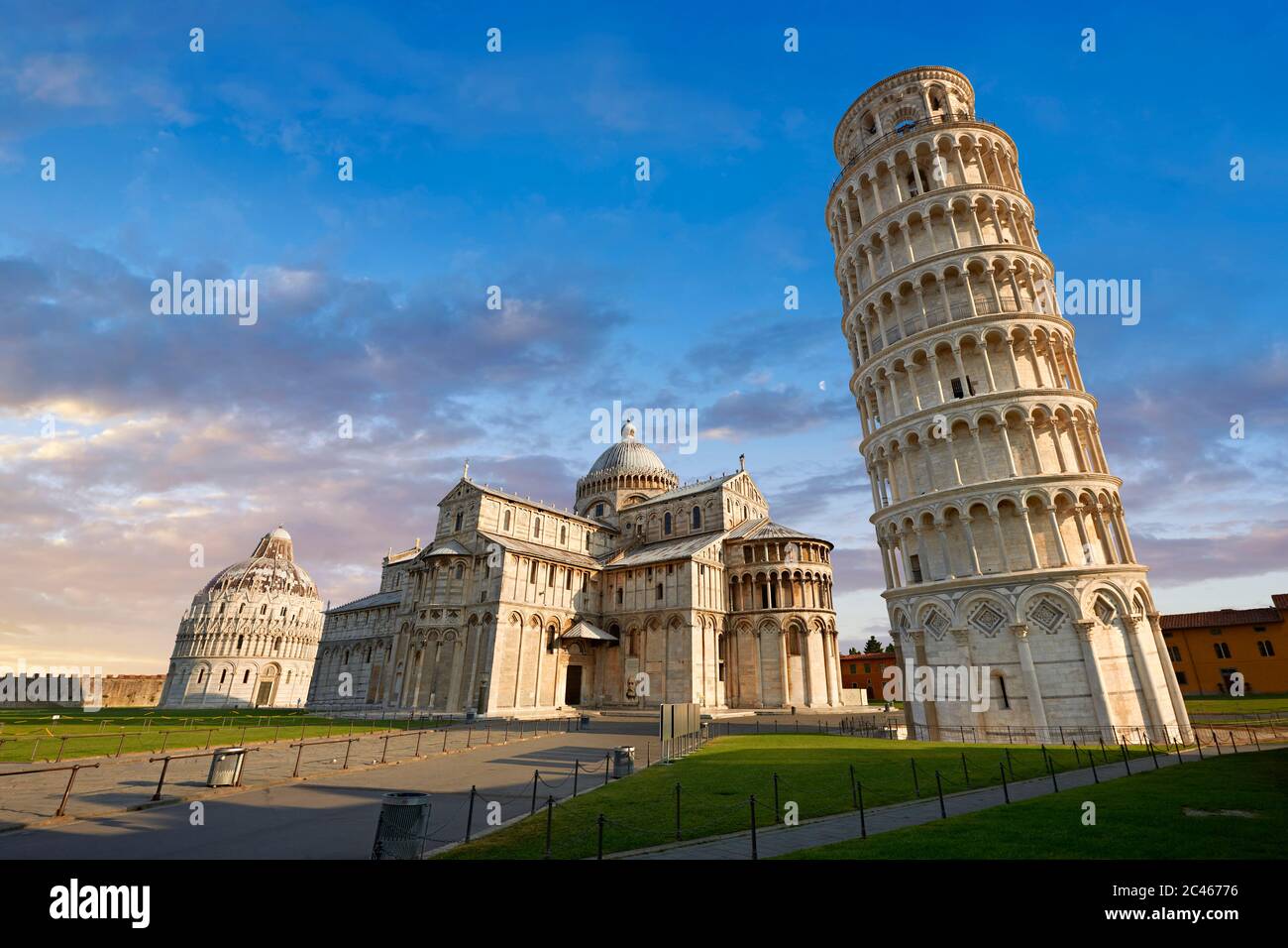 Vista de la Torre inclinada románica de Pisa, el campanario, Piazza del Miracoli, Pisa, Italia Foto de stock