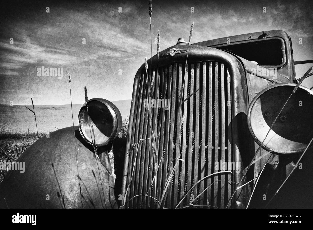 Camión de recogida abandonado en el alto desierto de California, que es de la década de 1940 Foto de stock