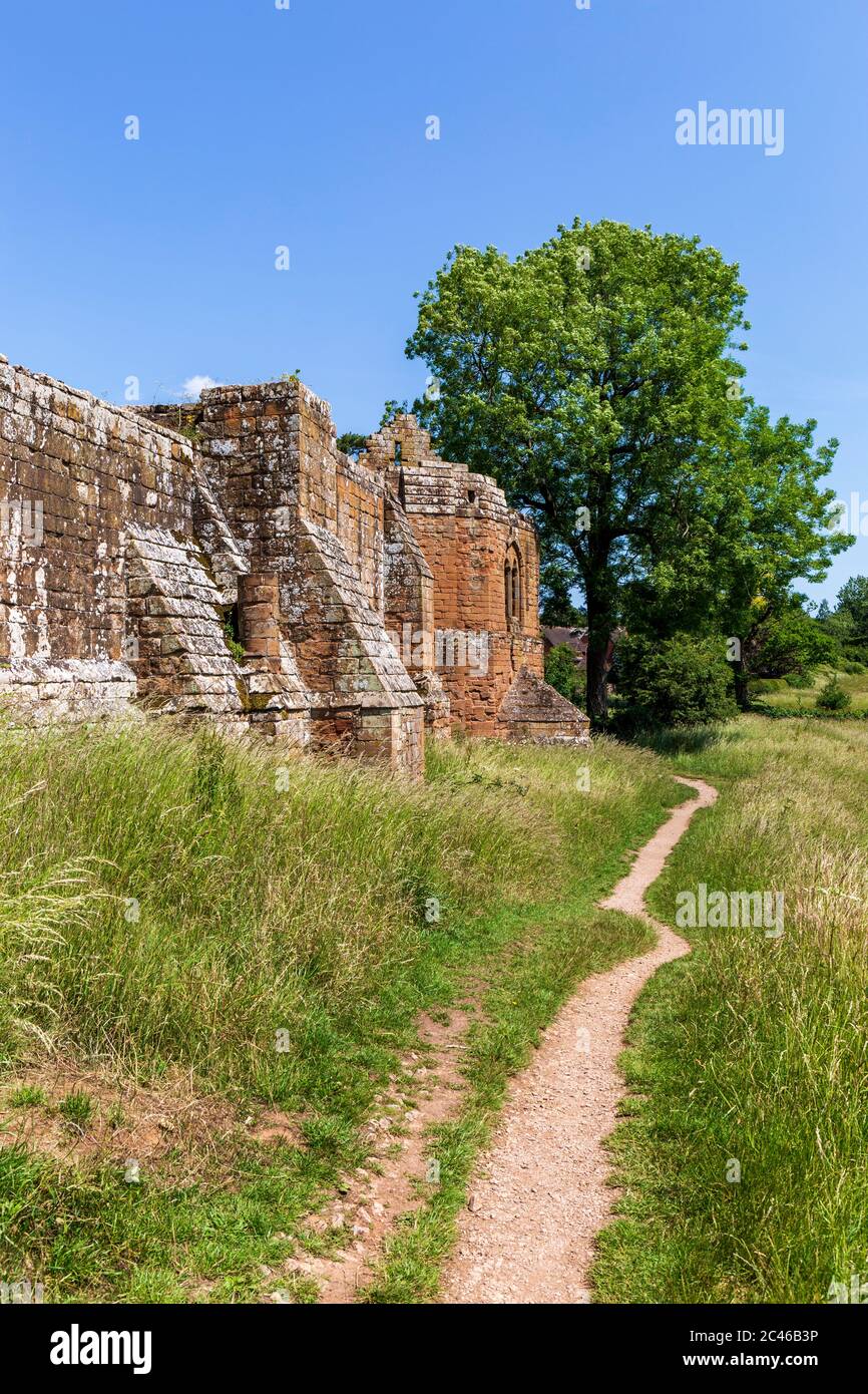 El camino que rodea las murallas defensivas del Castillo de Kenilworth, Warwickshire, Inglaterra Foto de stock