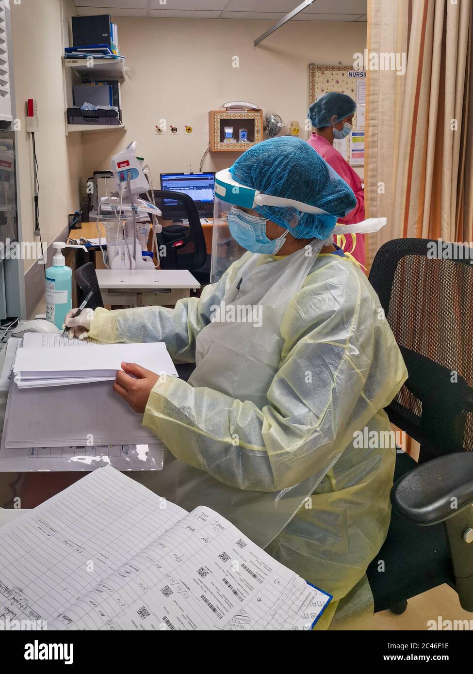 Enfermera que lleva equipo de protección personal (PPE) en el hospital para combatir la enfermedad del virus de la Corona (COVID-19) Foto de stock