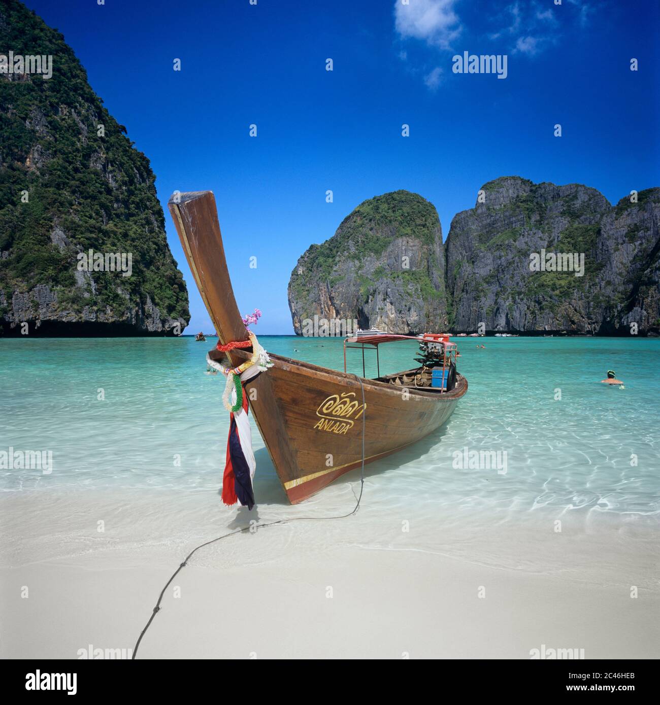 Barco de cola larga amarrado en la Bahía Maya, isla Ko Phi Phi Lee, Krabi, Tailandia Foto de stock