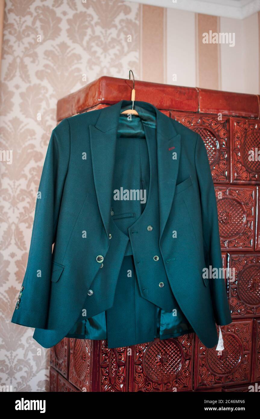 Traje de boda de los novios verde oscuro en un perchero Fotografía de stock  - Alamy