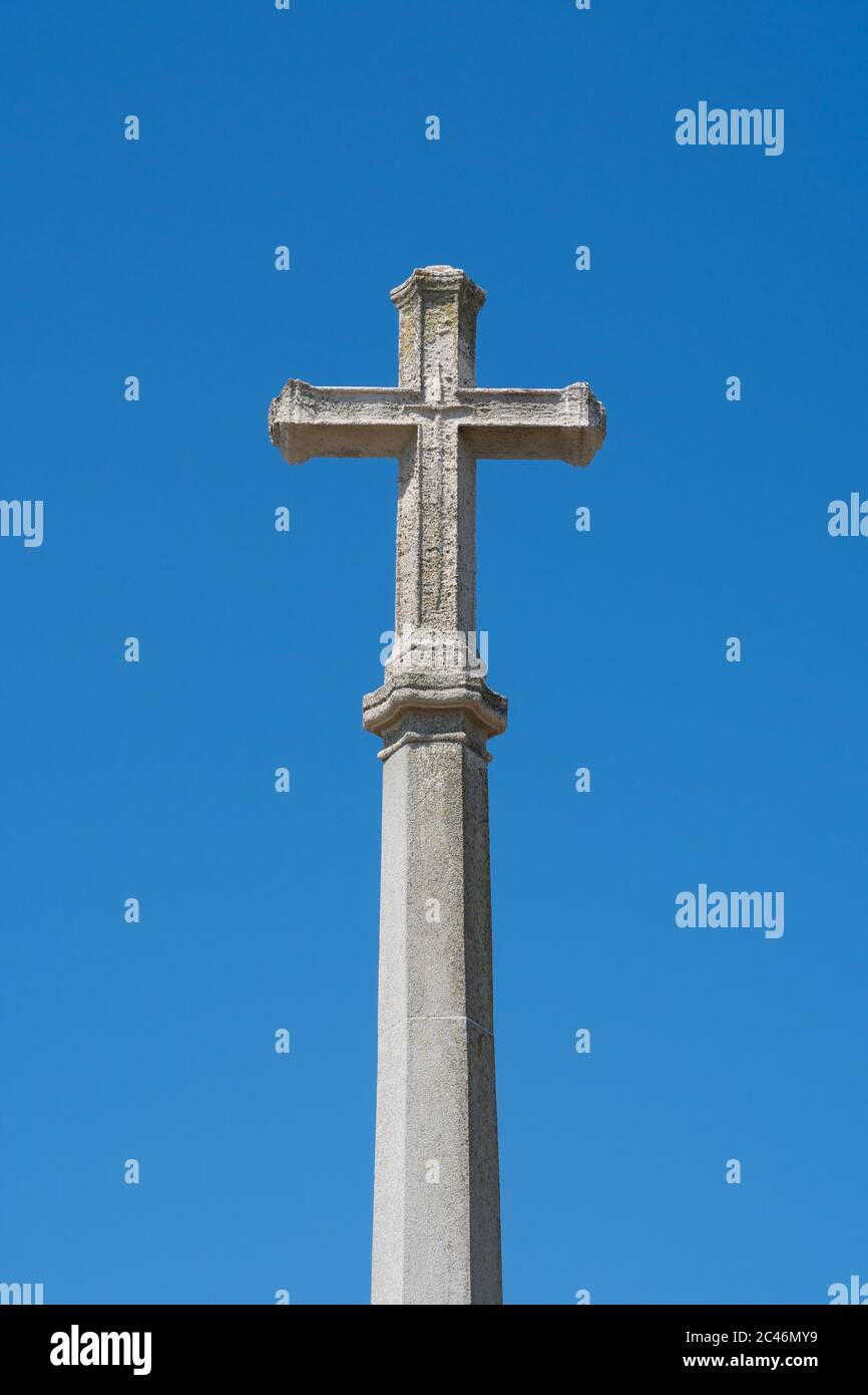 Cruz de piedra / crucifijo en Aldeburgh Memorial de guerra contra un cielo azul llano, Aldeburgh, Suffolk. REINO UNIDO. Foto de stock