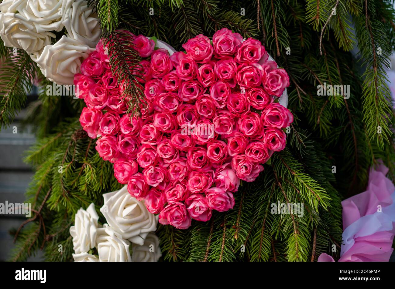 Ramo de rosas rojas en forma de corazón en el árbol Fotografía de stock -  Alamy