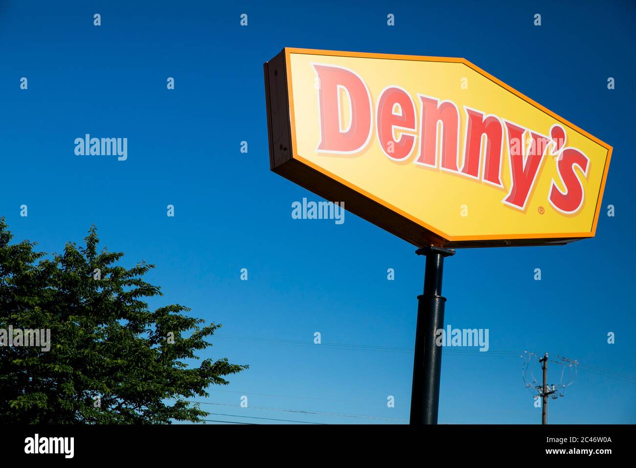 Un cartel con el logotipo fuera de la ubicación de un restaurante Denny's en Hanover, Pensilvania el 12 de junio de 2020. Foto de stock