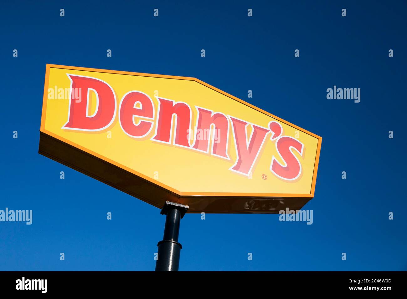 Un cartel con el logotipo fuera de la ubicación de un restaurante Denny's en Hanover, Pensilvania el 12 de junio de 2020. Foto de stock