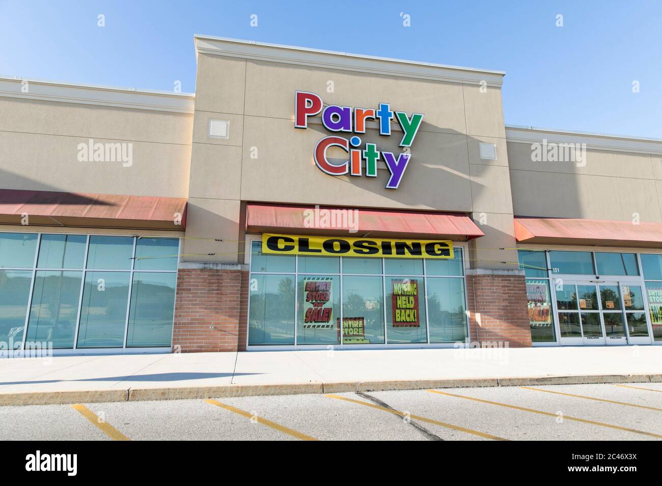 Señalización "Score Closing" fuera de una tienda de venta al por menor de Party City en Hanover, Pensilvania el 12 de junio de 2020. Foto de stock