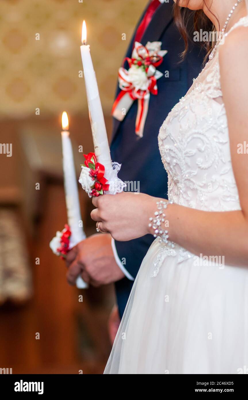 Novia y novio sosteniendo velas en la iglesia Fotografía de stock - Alamy Novia y novio sosteniendo velas en la iglesia Fotografía de stock - Alamy