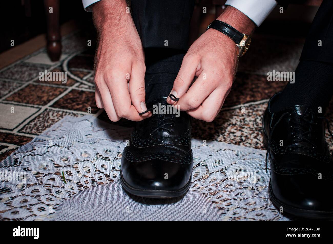 El hombre blanco pone zapatos negros sobre el fondo blanco Fotografía de  stock - Alamy