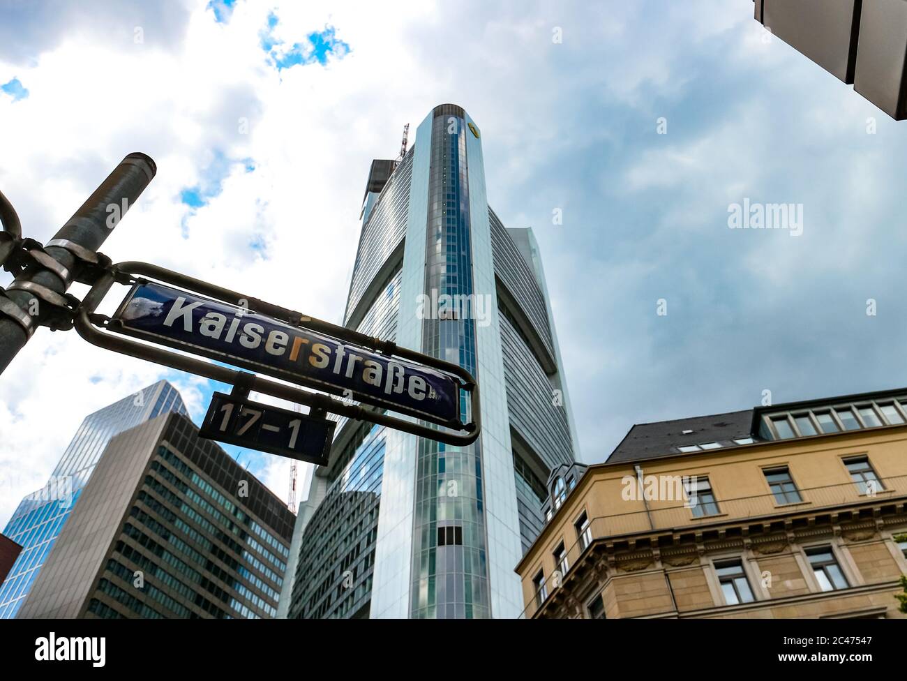Cartel de la calle Kaiserstraße y torre Commerzbank del arquitecto Norman Foster, edificio más alto de la Unión Europea (2020). Frankfurt am Main, Alemania. Foto de stock