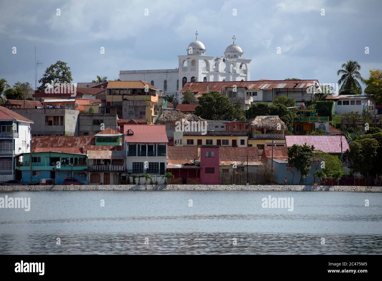 Lago Peten Itza Isla Fotos E Imagenes De Stock Alamy https www alamy es construido por los espanoles en el sitio de la antigua isla itza maya ciudad de nojpeten la ciudad de flores esta dominada por la catedral catolica romana image364034501 html