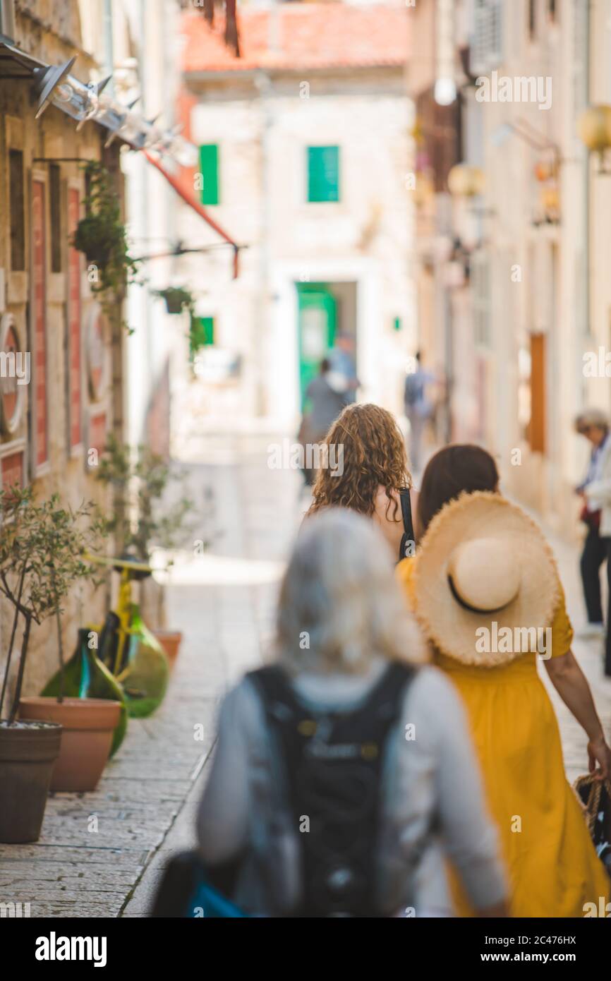 Joven hermosa estudiante asiática, con una mochila, camina en el parque con  un scooter eléctrico, en el verano en la calle Fotografía de stock - Alamy