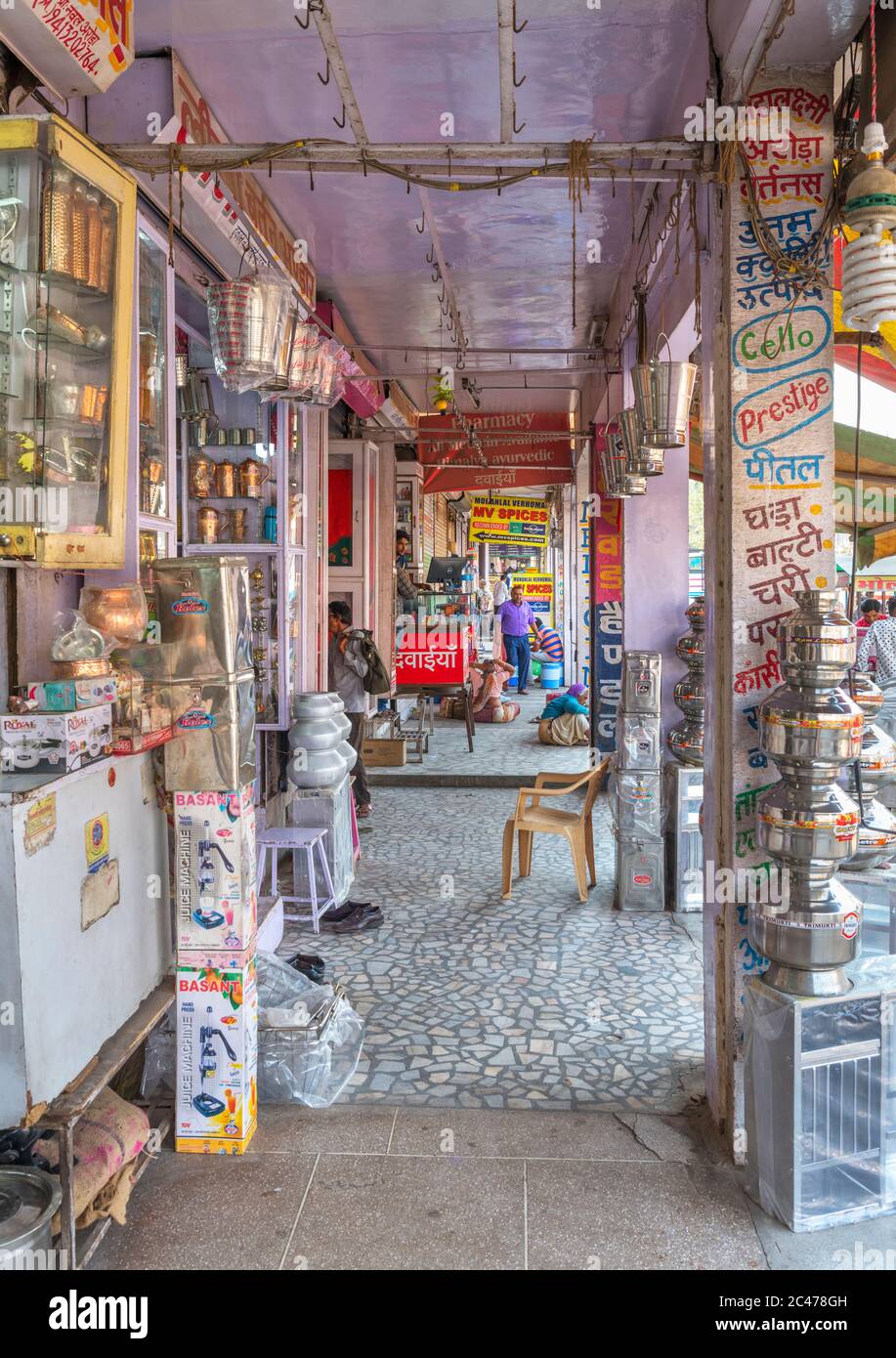 Tiendas en Nai Sarak, una calle muy transitada en el centro de la ciudad, Jodhpur, Rajasthan, India Foto de stock