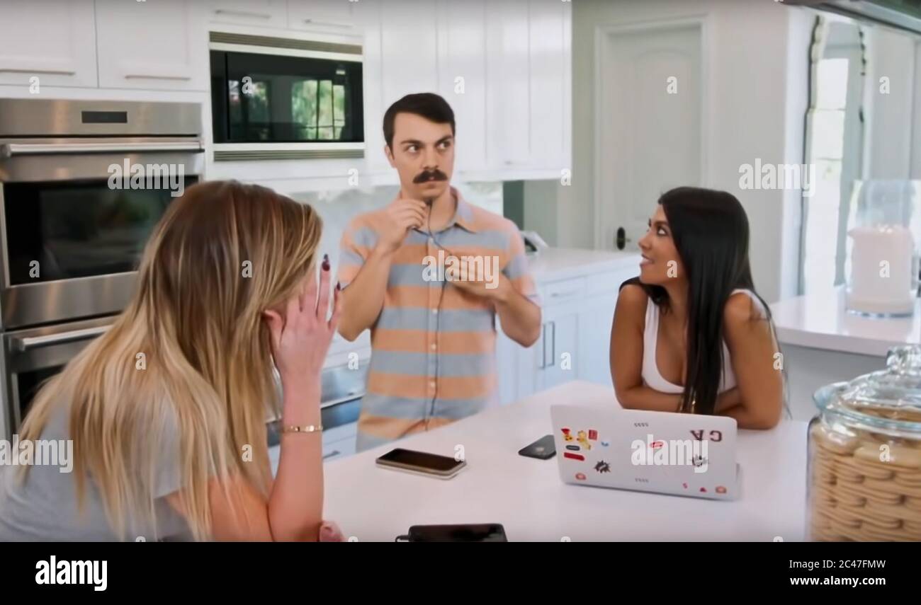 . Kourtney Kardashian, Khloe Kardashian y Kirby Jenner en la promoción de  la nueva serie de ©Quibi: Kirby Jenner (2020) . Trama: La vida diaria de  Kirby Jenner, que está a punto