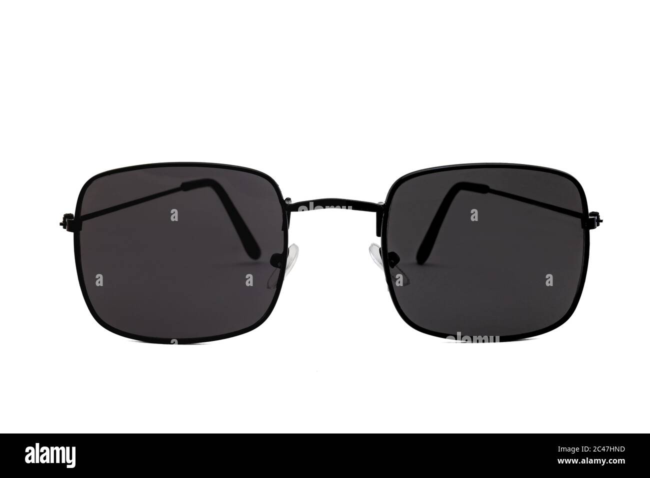 Gafas de sol rectangulares negras con lentes de fondo redondo mate y marcos  negros finos aislados sobre fondo blanco. Vista lateral Fotografía de stock  - Alamy