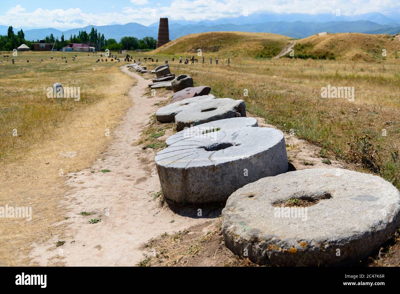 Marcadores de tumbas y piedras de molino en el sitio arqueológico de la torre Burana. Kirguistán Foto de stock