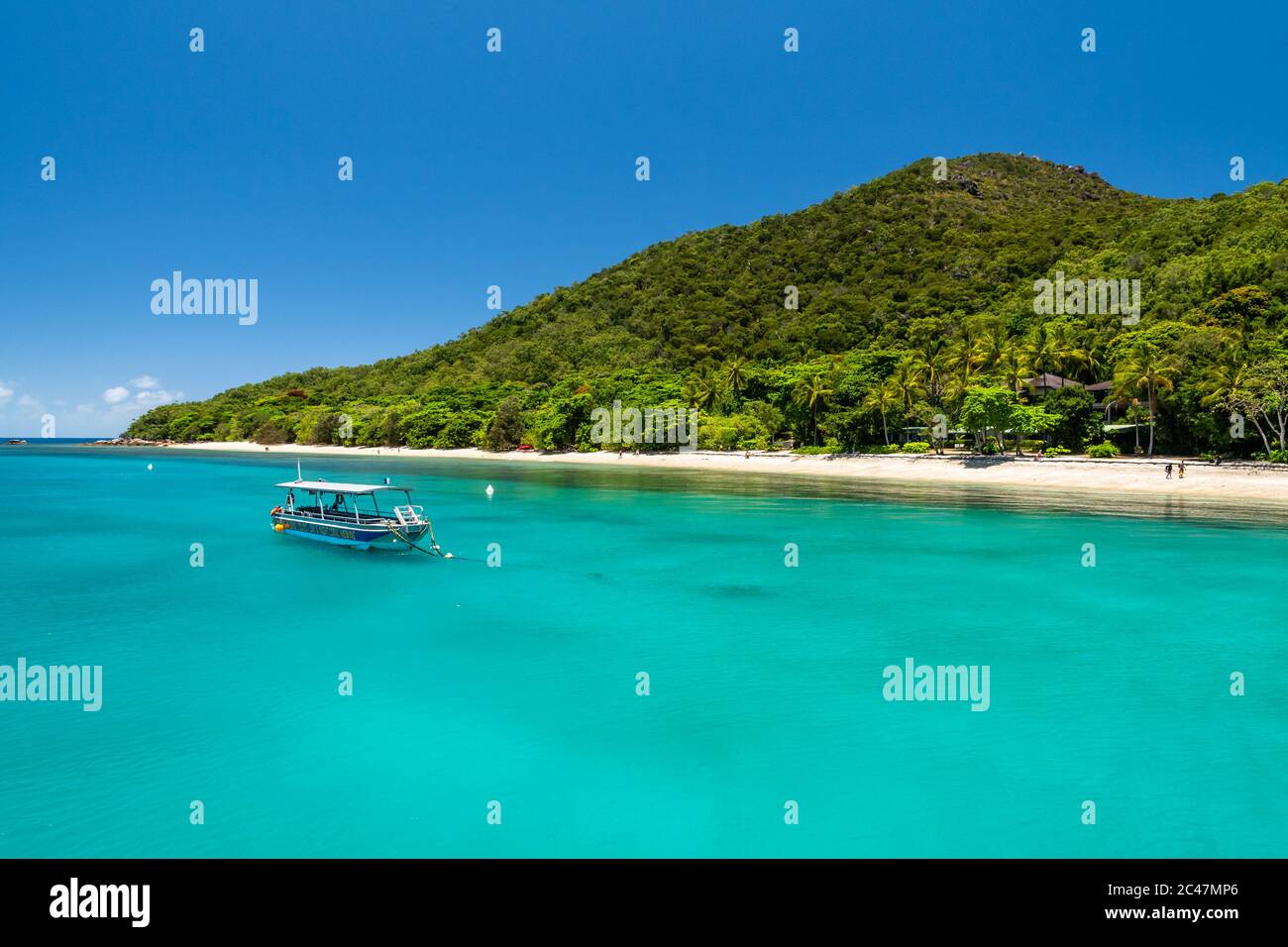 Playa de isla tropical Fitzroy en un día soleado Foto de stock