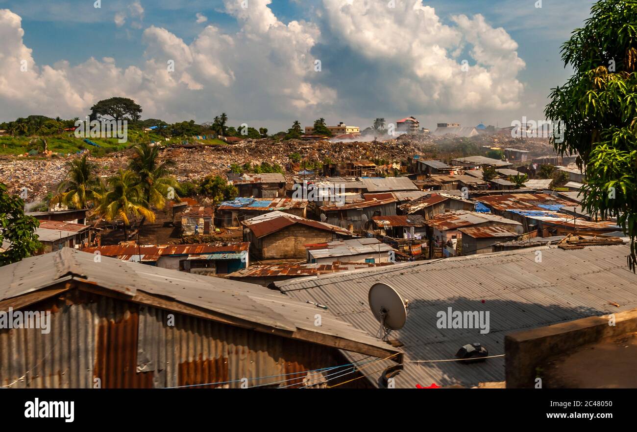 Barrio pobre de Freetown en un vertedero incendiado en Sierra Leona Foto de stock