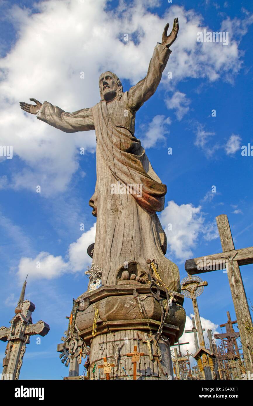 La Colina de las cruces en el norte de Lituania Foto de stock