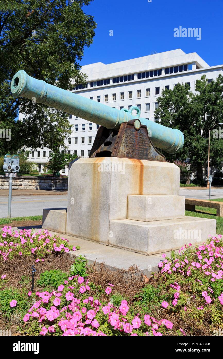 Cannon fuera del Palacio de Justicia del Condado de Hamilton, Chattanooga, Tennessee, EE.UU Foto de stock