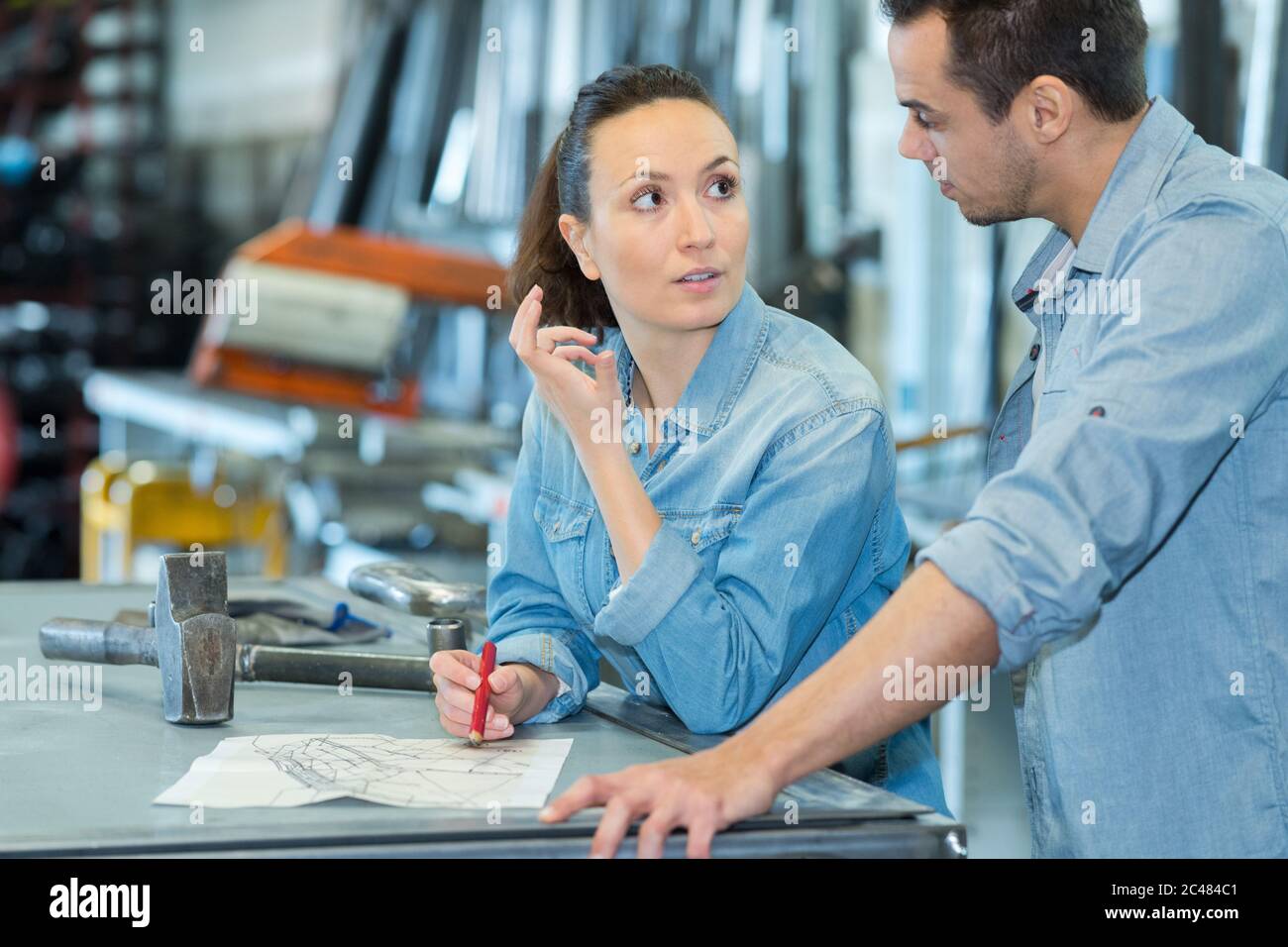 trabajadores de la fábrica de metal discutiendo planes Foto de stock