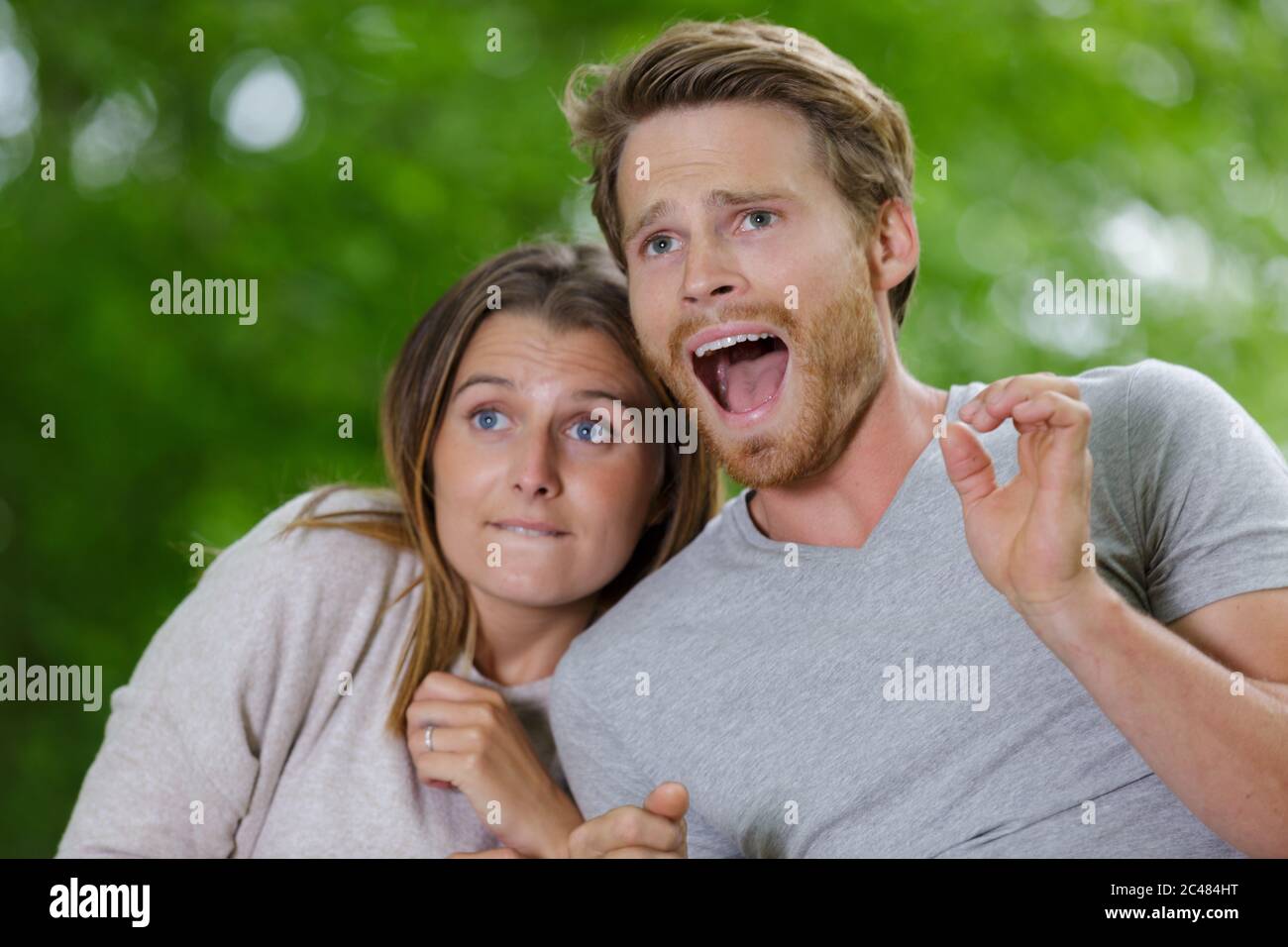 una pareja joven asustada en la naturaleza Foto de stock