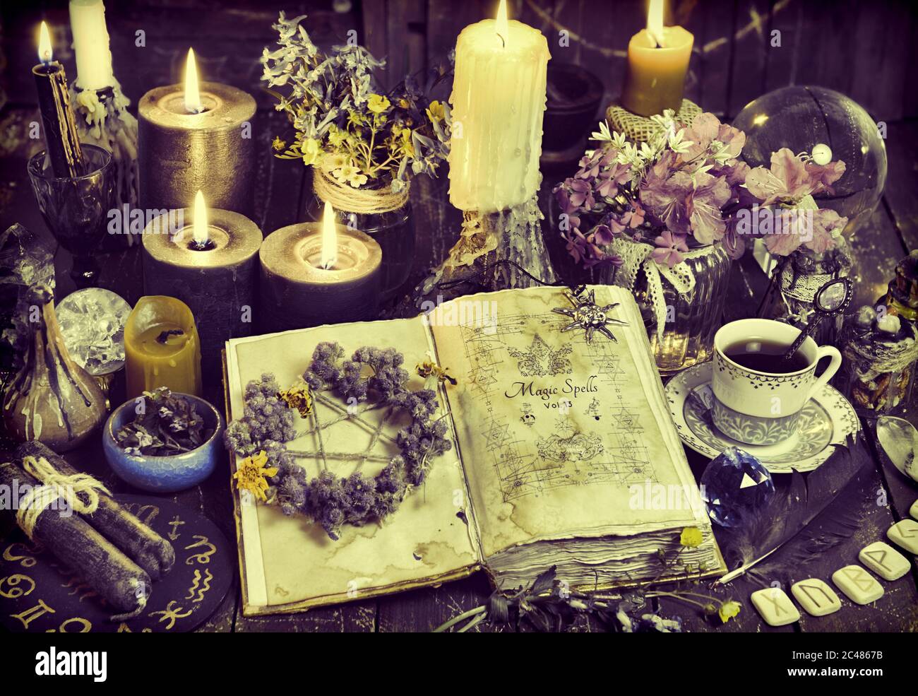 Hechizo, velas negras y hierbas secas en la mesa de brujas. Fondo  esotérico, wicca y oculto con objetos mágicos Fotografía de stock - Alamy