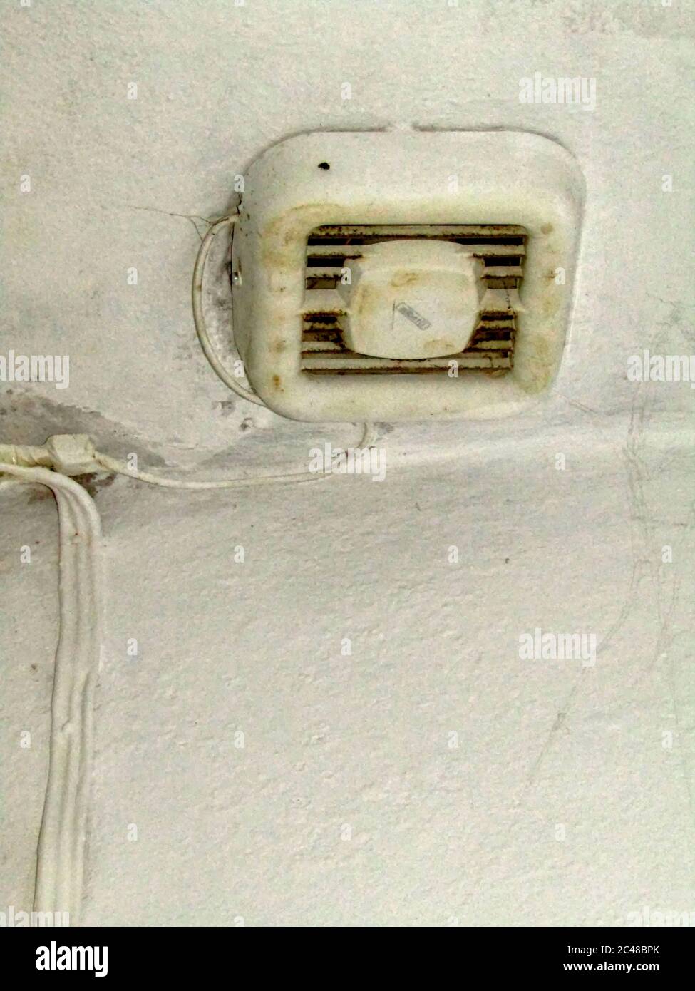 Extractor eléctrico Ventilador en un techo de baño, Creta, Grecia Foto de stock