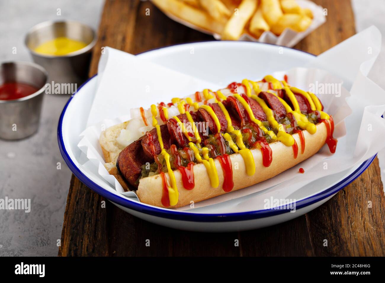 Hot dog envuelto en tocino fotografías e imágenes de alta resolución