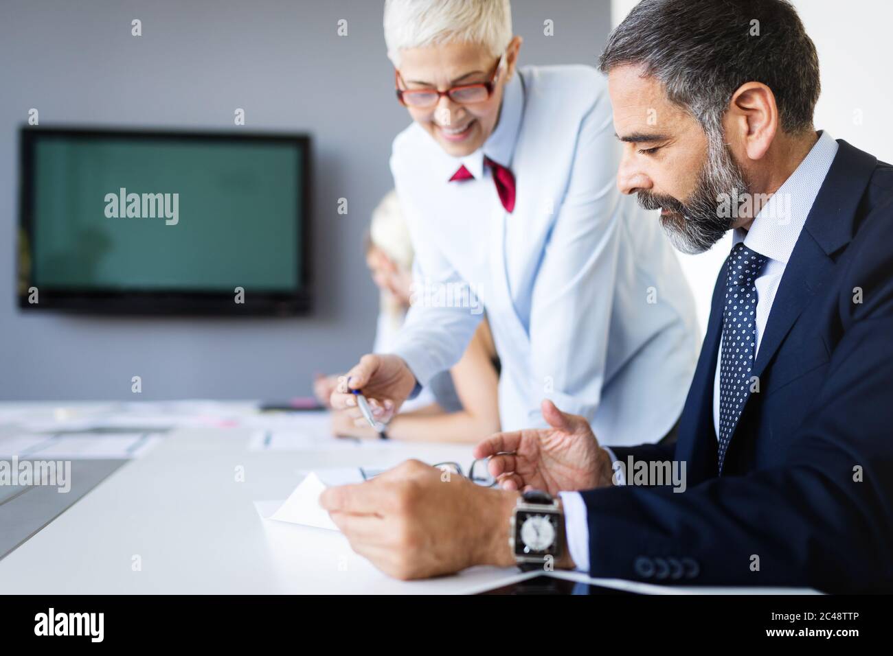 Compañeros de negocios para debatir nuevas ideas y puesta en común de