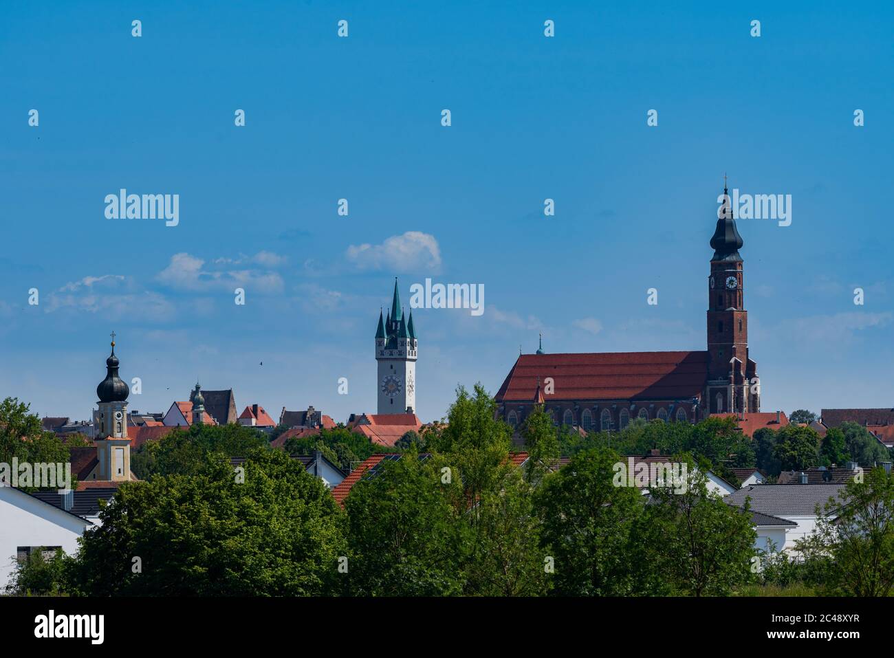 Überblick über Straubing en Niederbayern, Ortskern Theresienplatz, Wasserturmund Stadtturm im Sommer bei blauem Himmel Foto de stock