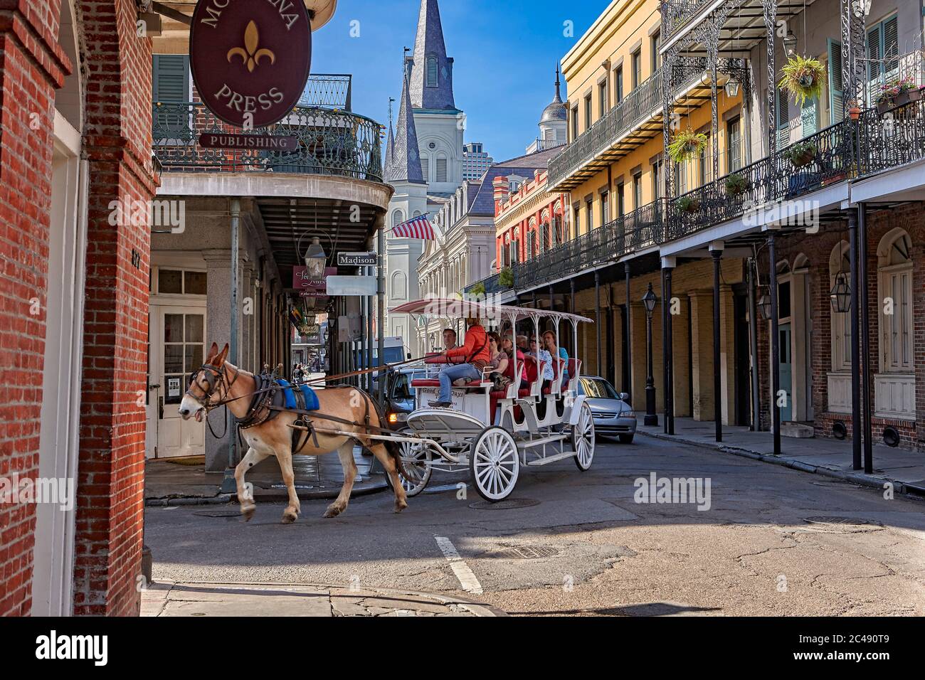 Turistas que viajan en un carro tirado por caballos. French Quarter, Nueva Orleans, Luisiana, Estados Unidos. Foto de stock
