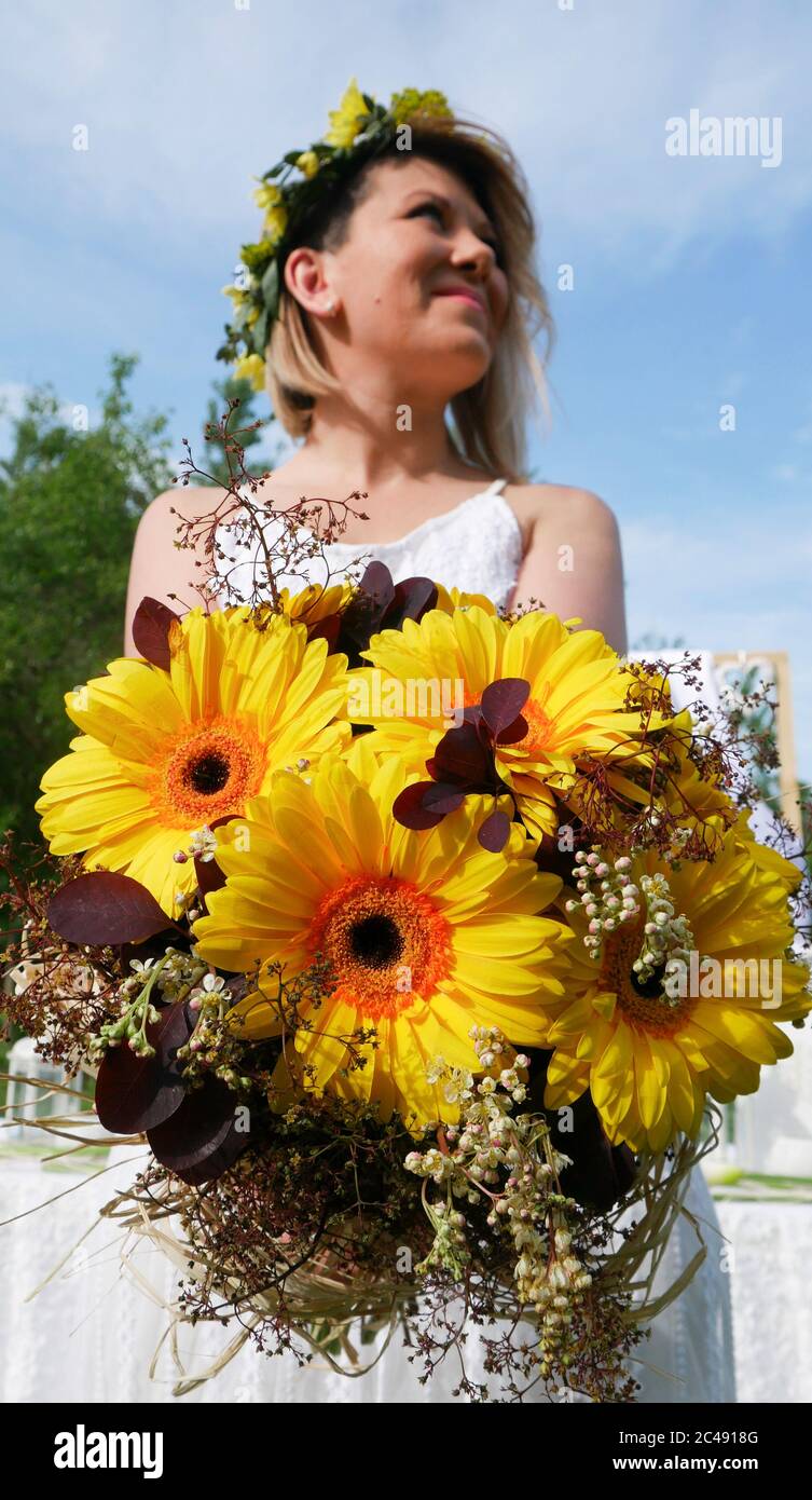 Ramo de boda de Gerber amarillo en las manos de la novia. Hermosas flores  de boda en manos de la novia Fotografía de stock - Alamy