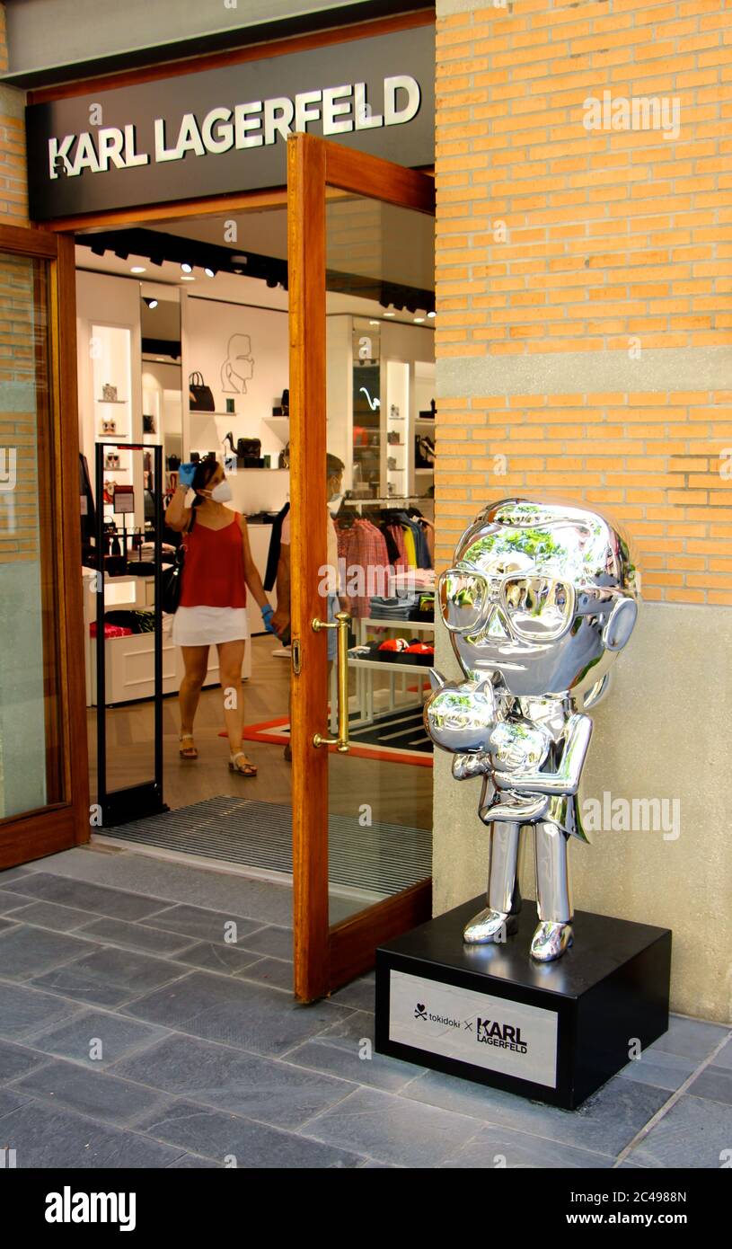 Karl Lagerfeld frente de compras en las Rozas outlet shopping Madrid Con  una pequeña estatua de plata cromada del diseñador Madrid España Fotografía  de stock - Alamy