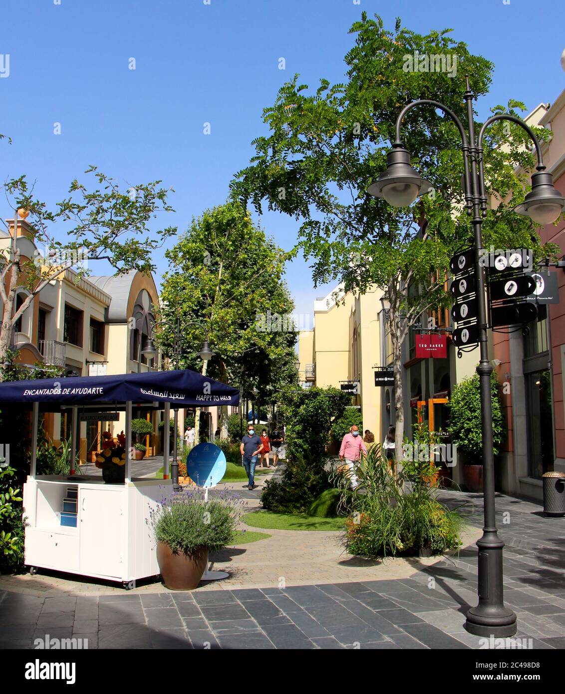 Las Rozas Village Outlet Shopping Booth para ayuda al cliente con Nadie  allí Madrid España Fotografía de stock - Alamy