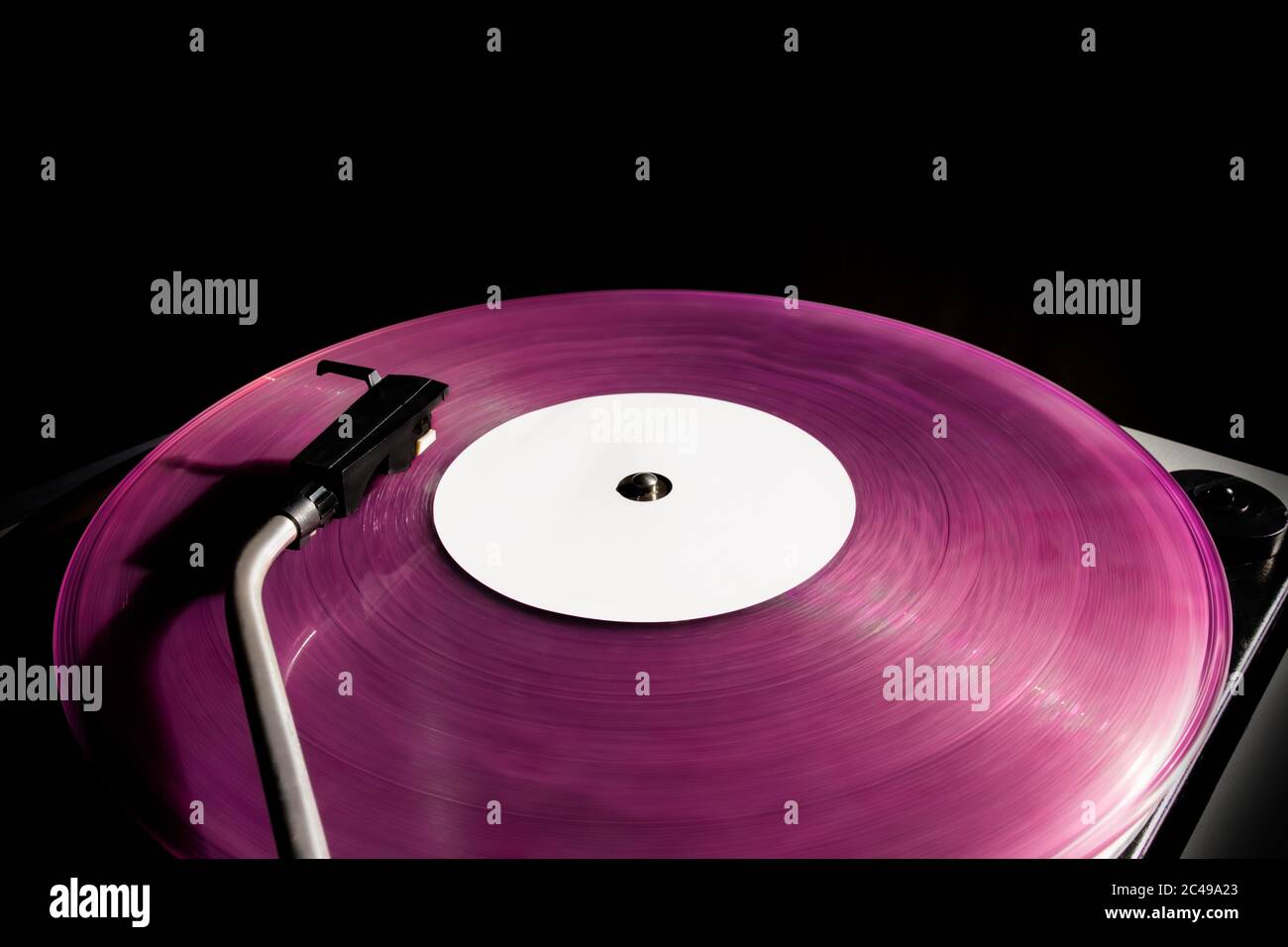 Disco de vinilo de color sobre fondo rosa con espacio de copia Fotografía  de stock - Alamy