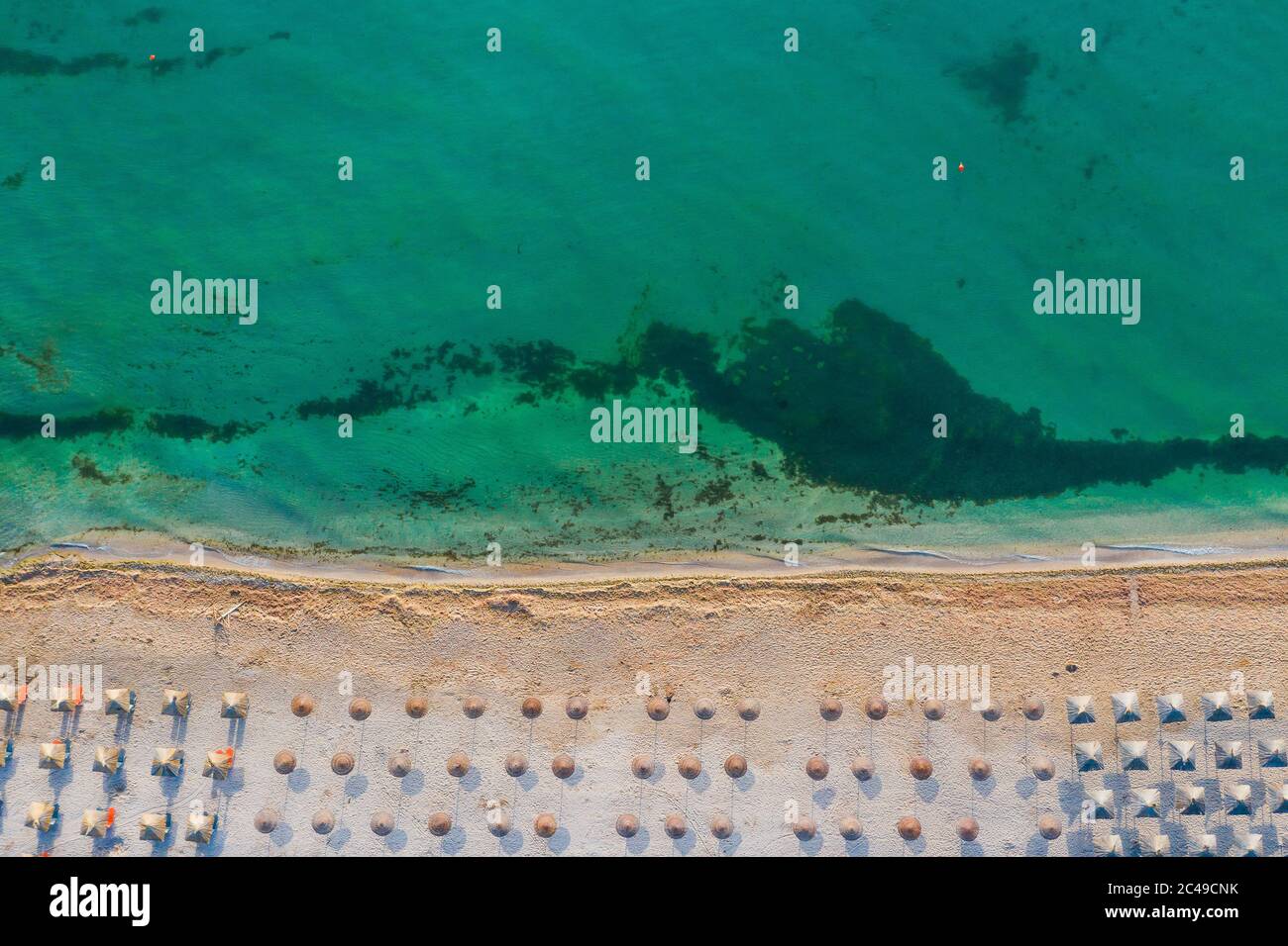 Vama Veche, Rumania. Vista aérea Vama Veche playa con sombrillas en el Mar Negro. Foto de stock