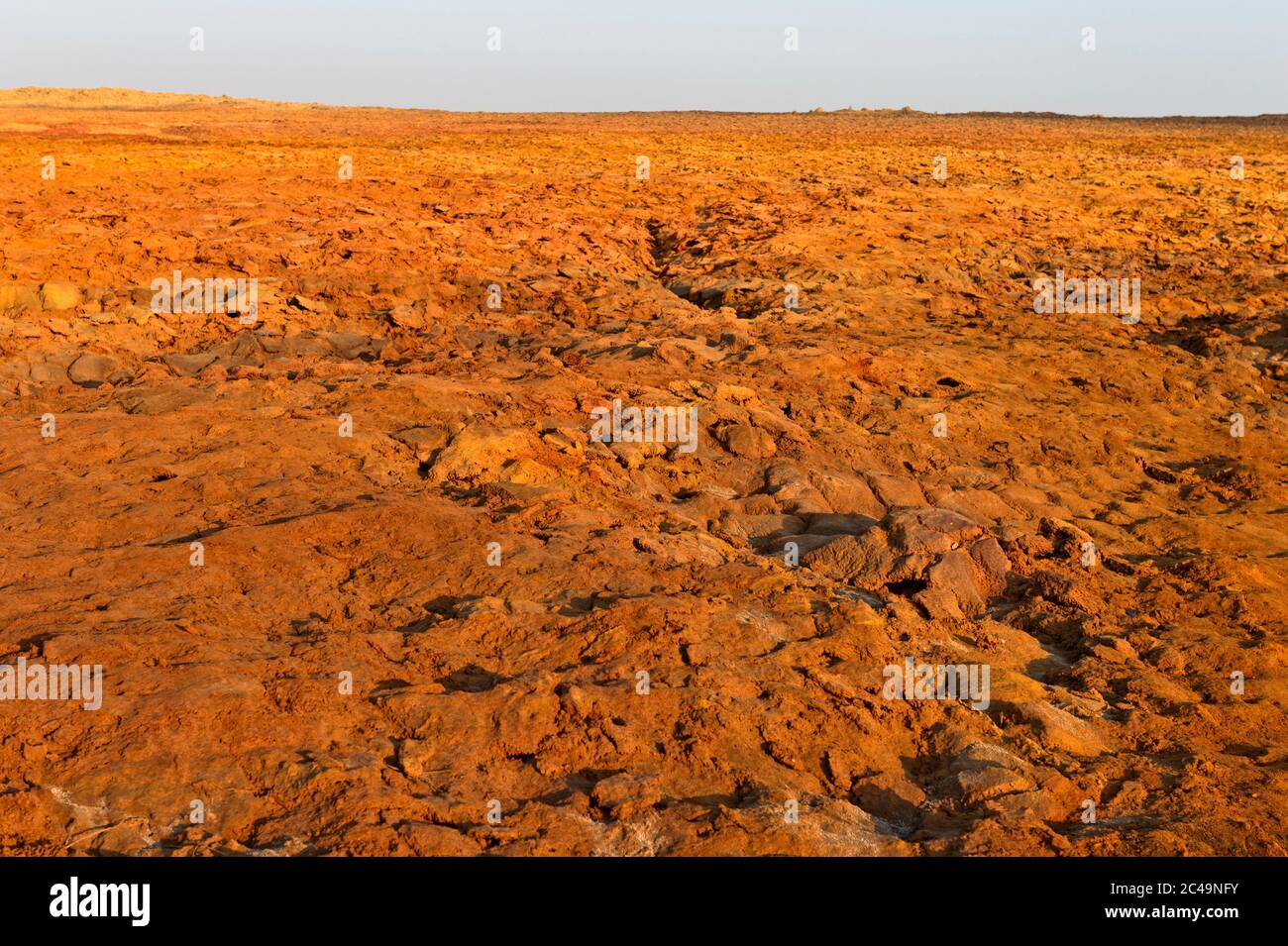 Tierra volcánica de color marrón rojizo con una alta concentración de óxido de hierro en la zona geotérmica de Dallol, depresión de Danakil, triángulo Afar, Etiopía Foto de stock