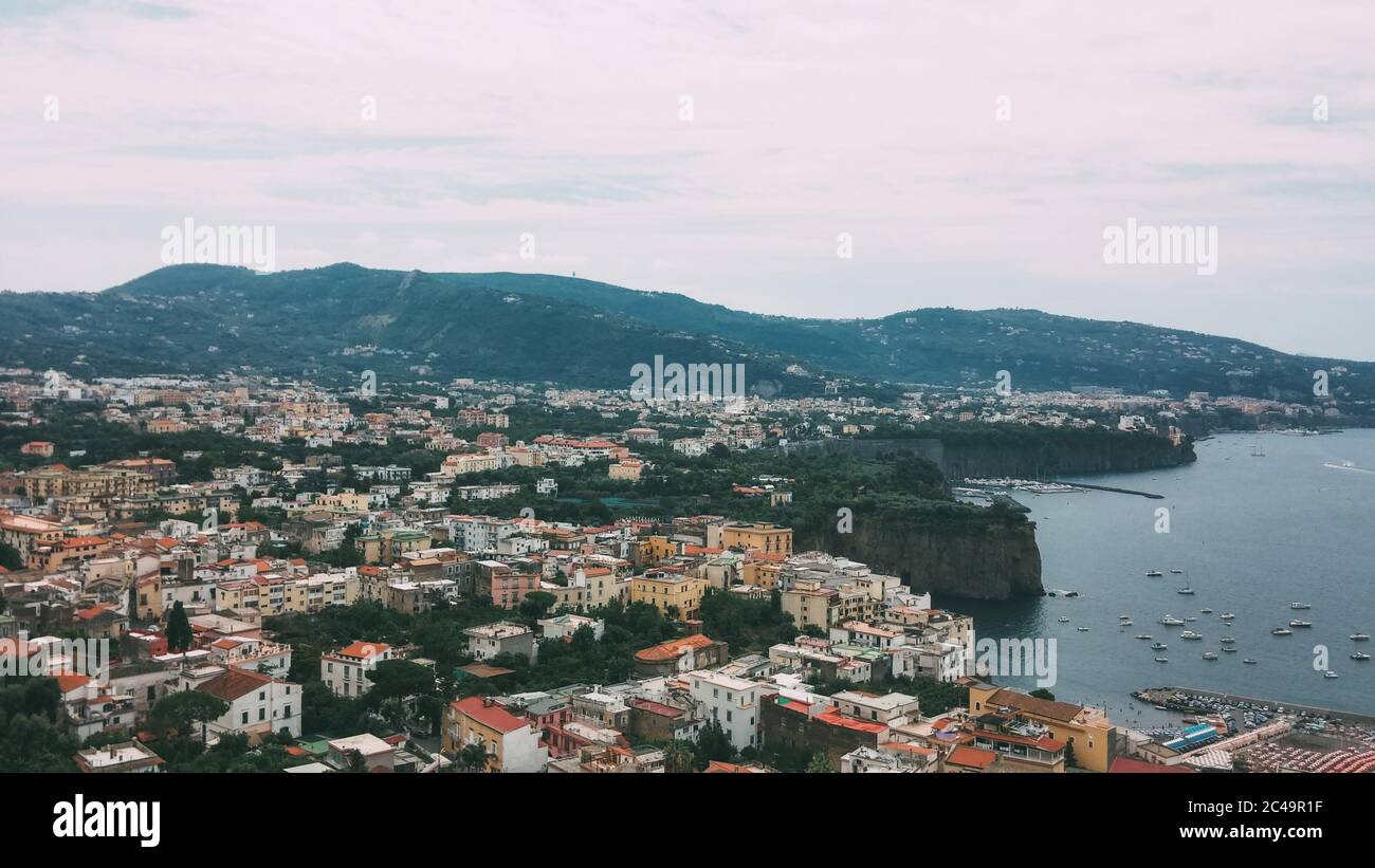Paisaje de Sorrento, Nápoles, Italia, Europa Occidental. Vista del pueblo en el acantilado de la costa. Mar Mediterráneo. Foto de stock