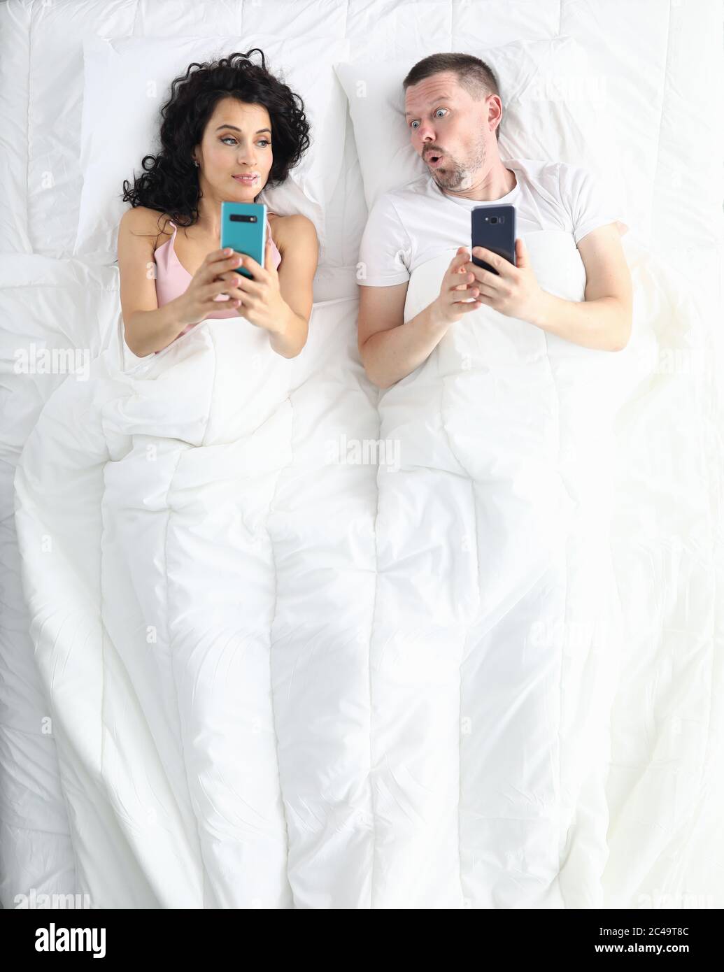 Mi esposa y mi marido se acuesta en el retrato de la cama Fotografía de  stock - Alamy