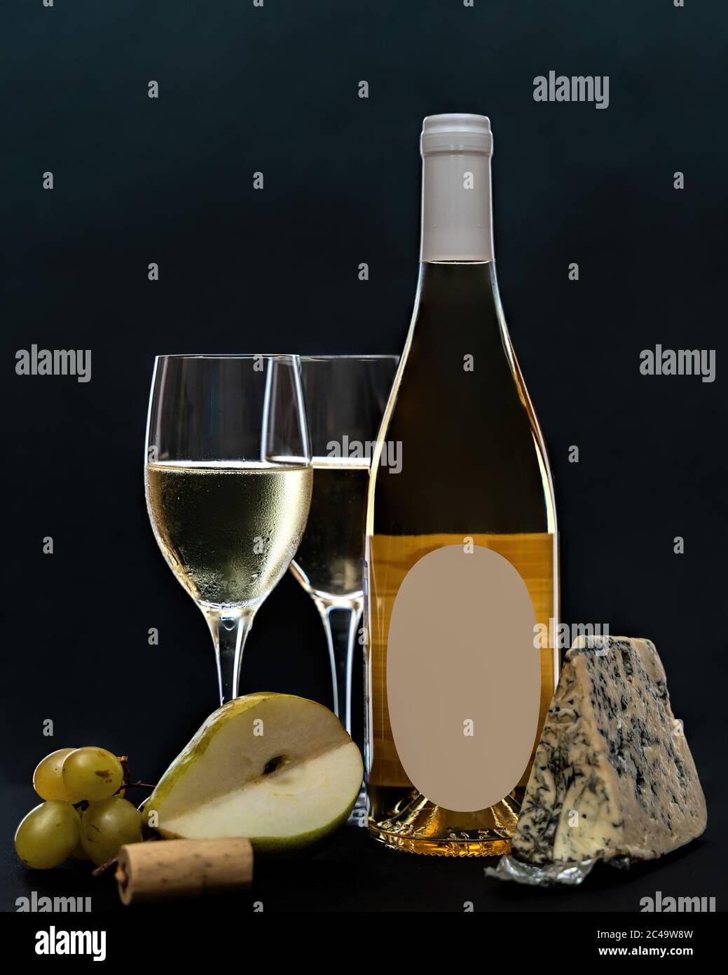 composición con vaso y botella de vino blanco con queso de molde azul, pera  y uvas sobre fondo gris Fotografía de stock - Alamy