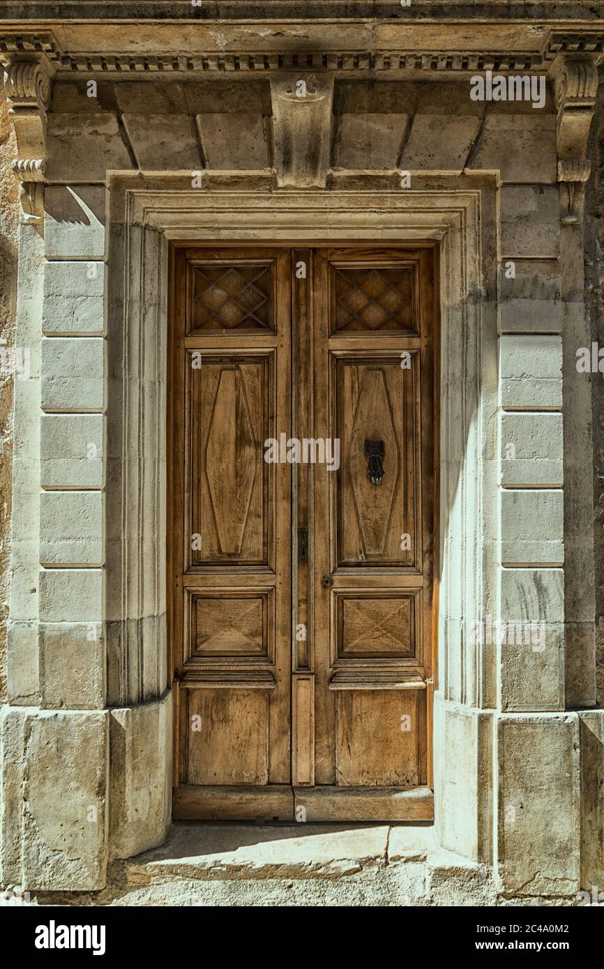 Puerta de doble hoja fotografías e imágenes de alta resolución - Alamy