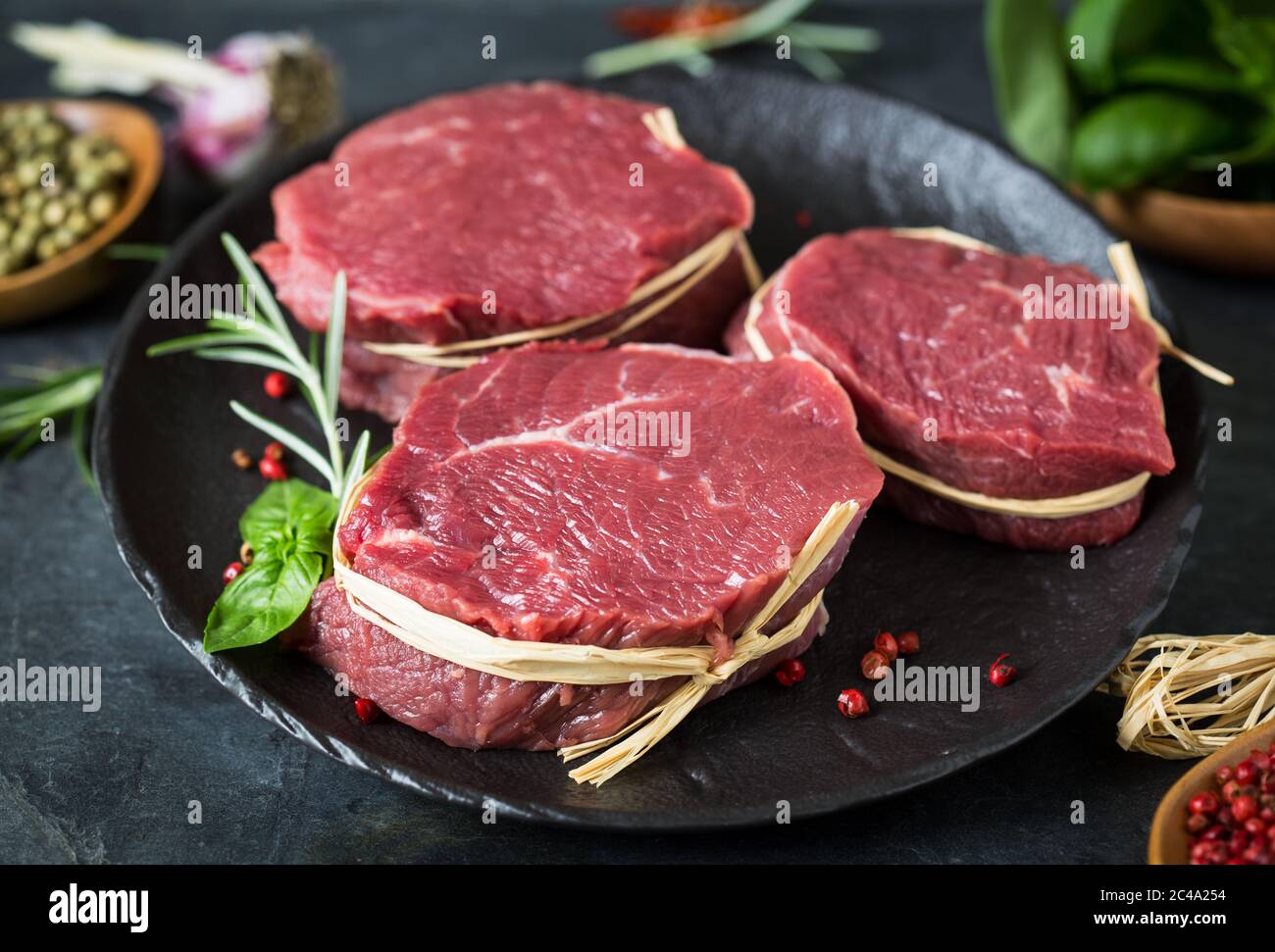 Filete de ternera orgánico crudo con especias Foto de stock