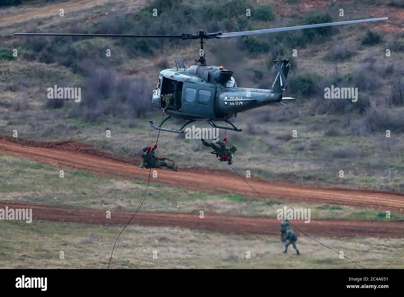 Askos, Grecia - Feb 14, 2020: UH-1H Huey Helicopter participa en un ejercicio militar internacional con fuego real (Golden Fleece -20) entre griego, Foto de stock