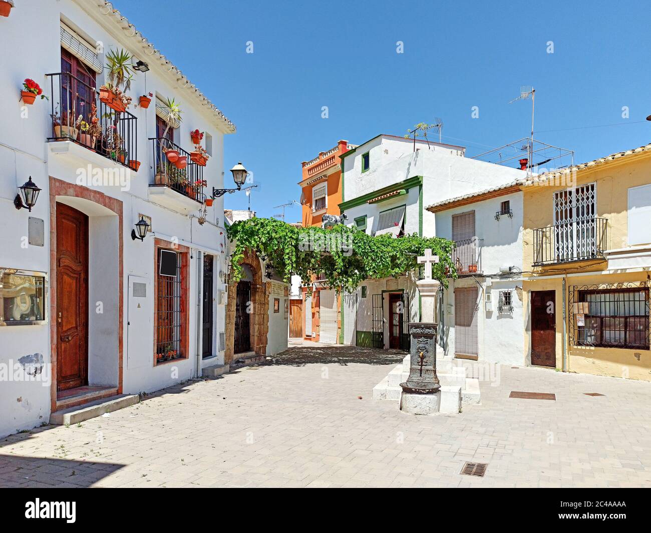 Street in old town denia fotografías e imágenes de alta resolución - Alamy