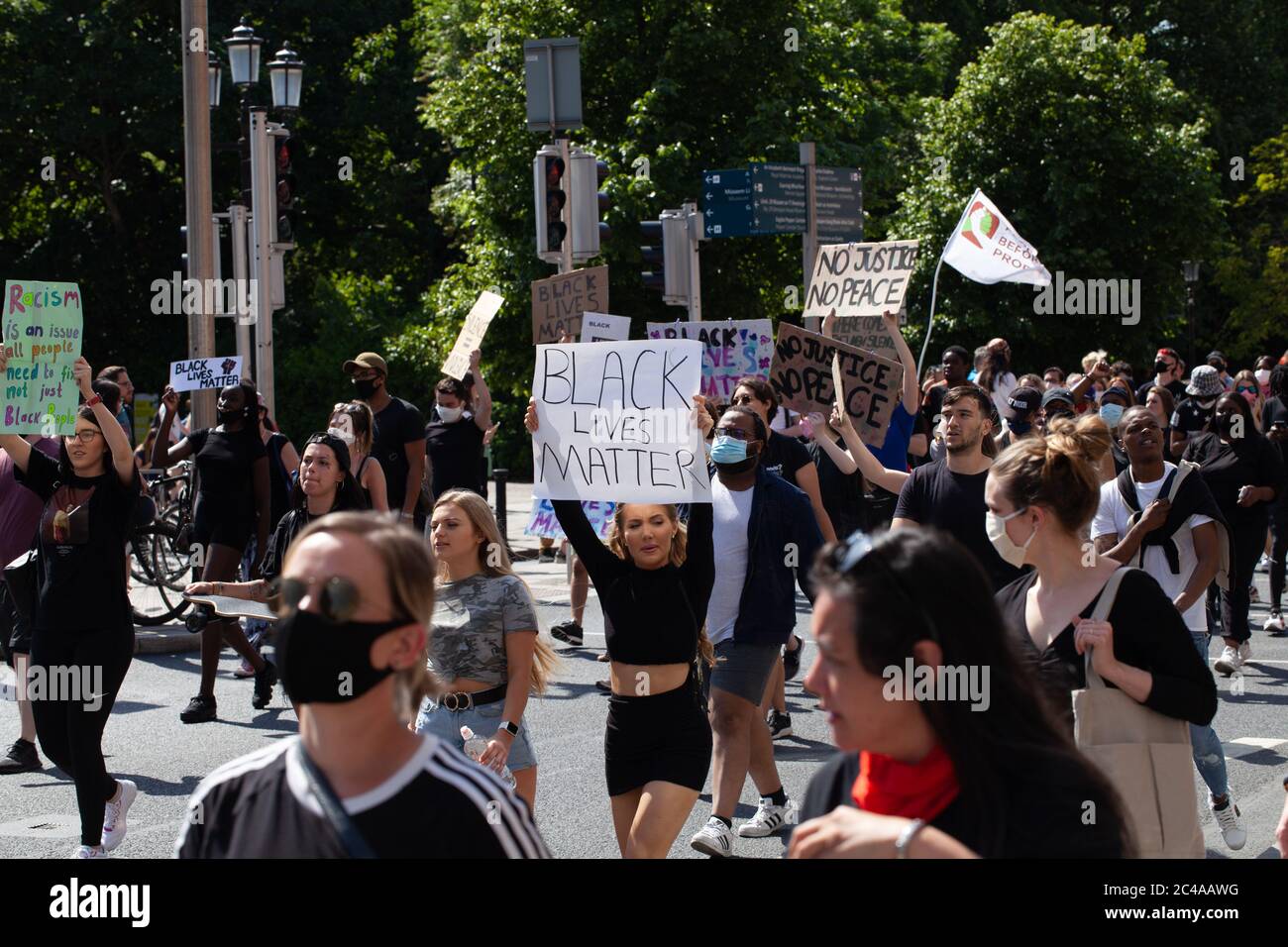 Dublín / Irlanda - 1 de junio de 2020 : miles de personas marcharon por Dublín en solidaridad con los manifestantes de Black Lives Matter en los Estados Unidos. Foto de stock